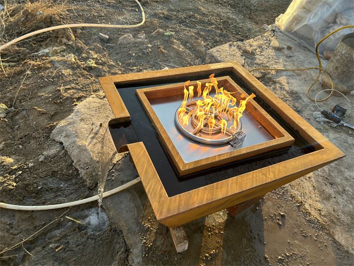 Lubang Api Gas Dengan Air Terjun